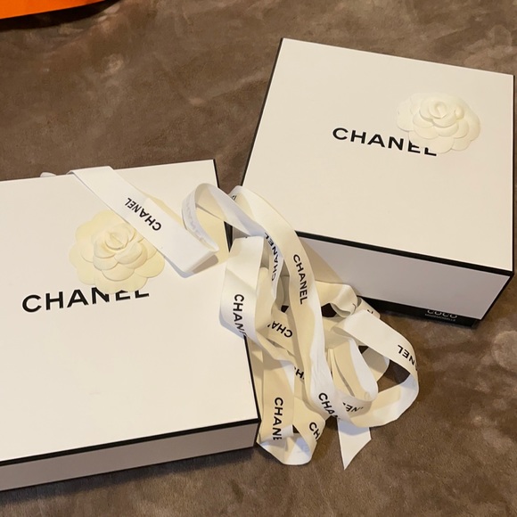 Chanel box with ribbon and flower - Picture 1 of 4